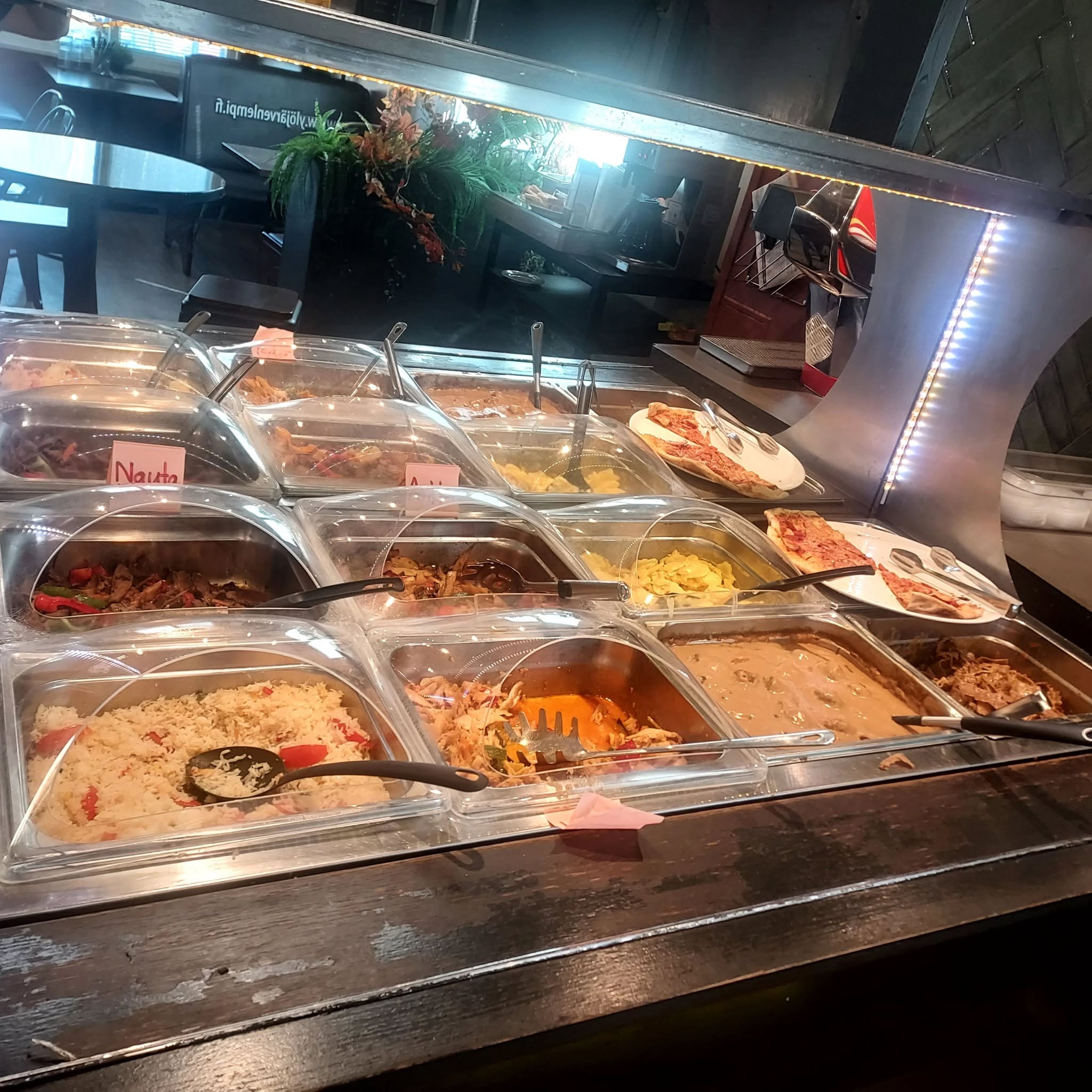 Lämmin buffetlinjasto: riisipilahvia, kanaa, kebabia, kermakastiketta ja pidapaloja vuoissa.